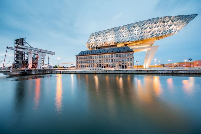 Tòa nhà Port Authority tại Antwerp được thiết kế bởi Zaha Hadid đã tạo nên kiến trúc “không thể đụng hàng” trên thế giới này. Được hoàn thiện năm 2016, sự mở rộng và cải tạo đã biến trung tâm chữa cháy bỏ hoang trở thành trụ sở mới cho khu vực cảng.