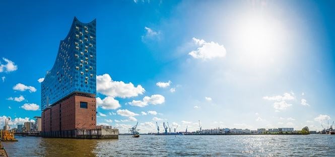 Khi được mở ra vào năm 2017, tòa Elbphilharmonie Hamburg nước Đức đã lập tức được xem xét để trở thành trung tâm hội nghị tầm quốc tế. Kiến trúc mới này nằm ngay phía trên của nhà kho cũ xây dựng năm 1963 và chỉ trong một thời gian ngắn nó đã trở thành một tòa nhà quốc tế dễ nhận biết nhất trong thành phố.