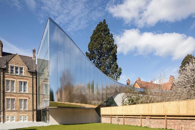 Trường đại học Antony, Oxford, nước Anh được thiết kế với kiến trúc tối tân với khuôn viên trường cũ tại United Kingdom bởi Zaha Hadid. Cô ấy đã tạo ra một tòa nhà nối với mặt tiền bằng thép không gỉ.