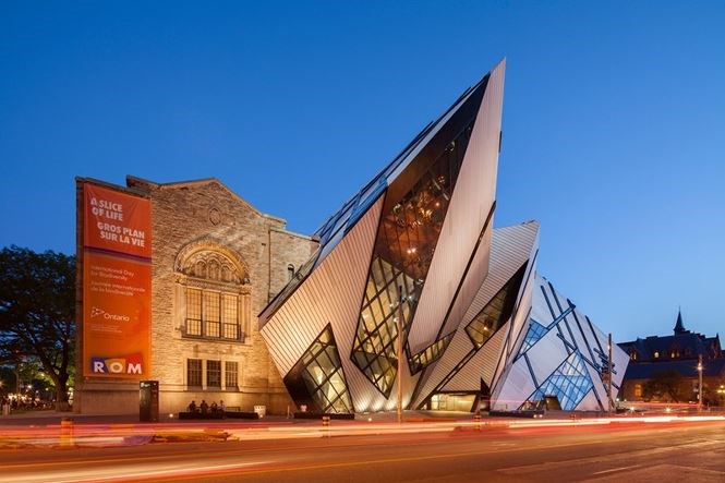Bảo tàng hoàng gia Ontario, Canada được xây dựng lần đầu vào năm 1914 theo phong cách tân La Mã. Vào năm 2007, Daniel Libeskind đã thêm thắt phần mở rộng trị giá hàng triệu đô với kết cấu kính, nhôm và thép.