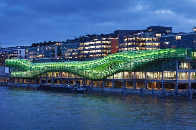 Kiến trúc “Thành phố thời trang và thiết kế” được xây dựng bên bờ của dòng sông Seine, Paris. Tòa nhà kém đặc sắc trước đây nay thật nổi bật với kiến trúc xanh sáng, hiện đại ở ngay bên ngoài. 