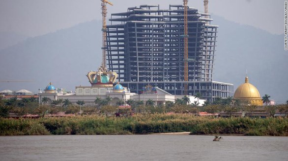 Một công trình khổng lồ đang được xây phía sau casino Kings Romans tháng 2-2018, không lâu sau khi công ty này bị Mỹ cấm vận. Nó vẫn tiếp tục thi công cho đến nay - Ảnh: CNN