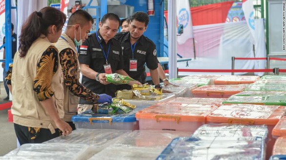 Nhà chức trách Indonesia và số ma túy tổng hợp chuẩn bị đem tiêu hủy - Ảnh: AFP