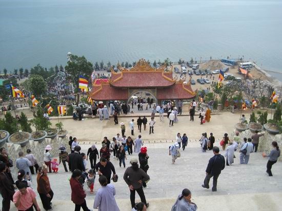 Du khách tham quan chùa Cái Bầu - điểm du lịch tâm linh ở Vân Đồn.