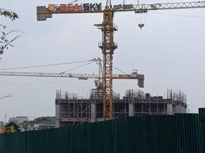 Công trường dự án Bea Sky Nguyễn Xiển thưa thớt công nhân làm việc.