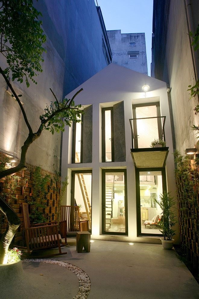 Căn nhà gác lửng tuyệt đẹp với diện tích 40m2 trong ngõ nhỏ ở Hà Nội. Với thiết kế trần cao và hệ thống cửa kính, ngôi nhà vẫn thật rộng rãi và tràn ngập ánh sáng thiên nhiên.