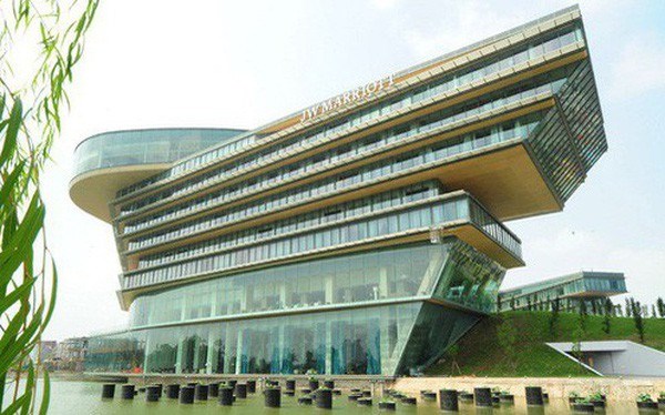 Khách sạn nằm trong tổ hợp Trung tâm hội nghị Quốc gia và hội trường Ba Đình mới tại quận Nam Từ Liêm (Hà Nội).