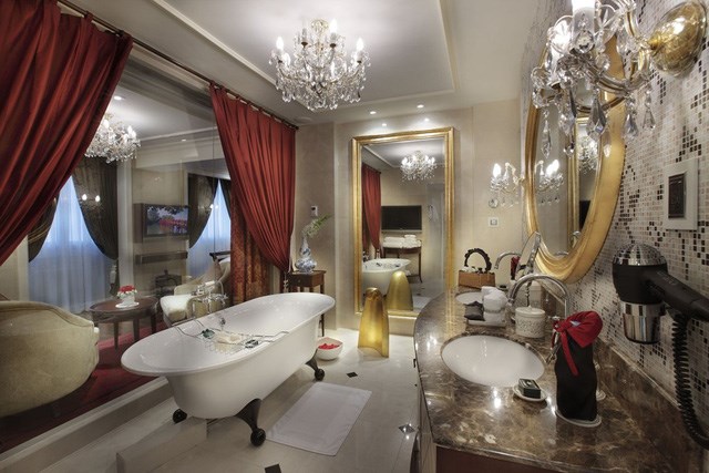 Phòng tắm tại Grand Prestige Suite sở hữu bồn tắm kiểu Pháp, vòi sen xông hơi và bộ đồ dùng phòng tắm hiệu Hermes.