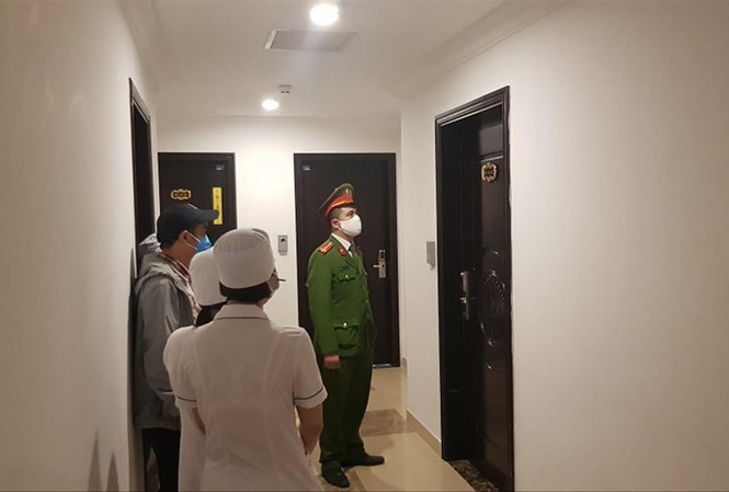 Cán bộ y tế phường Khương Đình đi kiểm tra tại một khu chung cư trên địa bàn Ảnh: Trần Hoàng