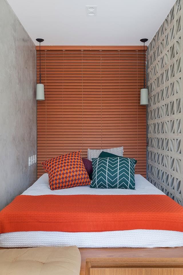 Giường ngủ được bao quanh bởi 3 bức tường. Nhờ sự kết hợp màu sắc thông minh, không gian ngủ không những không bí bách mà còn rất hợp lý, hài hoà.