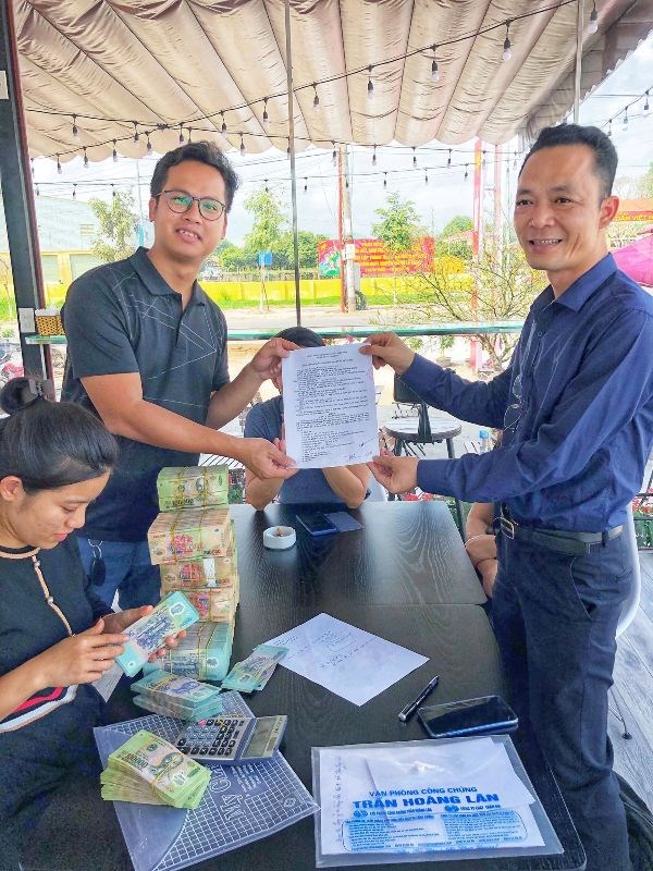 Anh Nguyễn Mạnh Phong - Chủ sàn giao dịch BĐS Vandon Star trong một giao dịch thành công tại dự án KĐT Phương Đông.