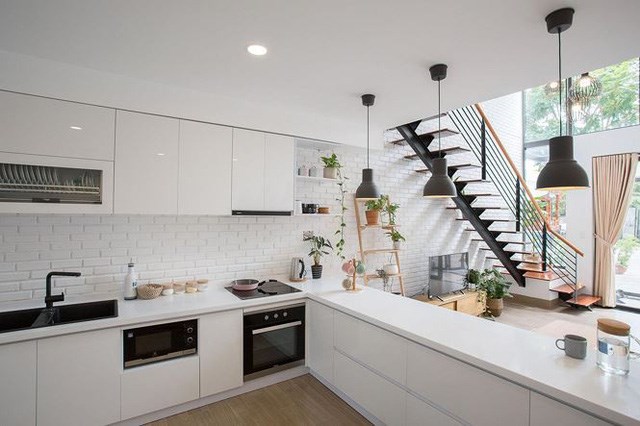 Tiếp nối phòng khách là bếp và phòng ăn. Đồng nhất với phong cách chung của ngôi nhà, bếp được thiết kế chủ đạo với tông màu trắng, nhẹ nhàng và sạch sẽ.