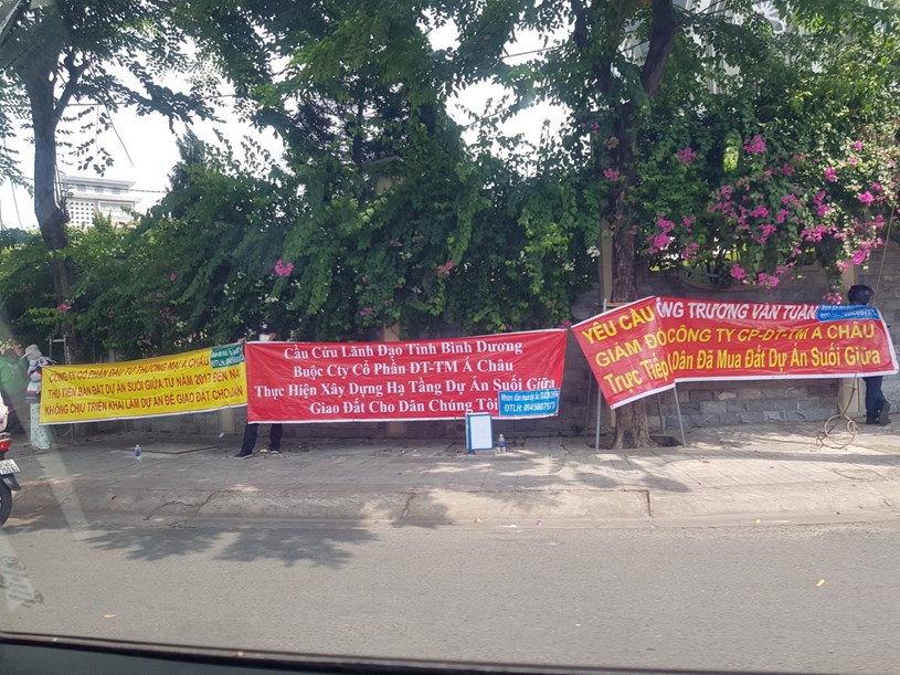 Người d&acirc;n căng băng r&ocirc;n đ&ograve;i quyền lợi.