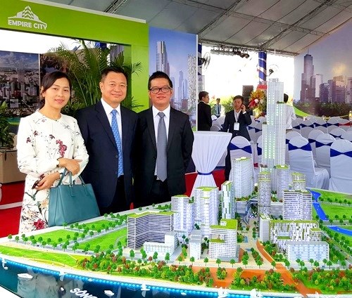 Ban L&atilde;nh đạo Trần Th&aacute;i b&ecirc;n m&ocirc; h&igrave;nh dự &aacute;n Empire City