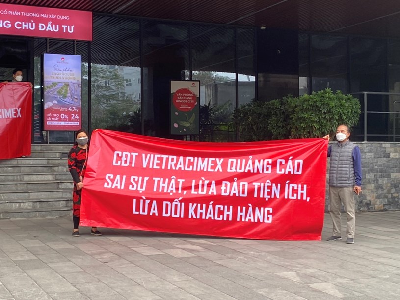 Cư dân chung cư Hinode Minh Khai căng băng rôn đỏ rực đòi sổ hồng, phản đối chủ đầu tư quảng cáo sai sự thật - Ảnh 2
