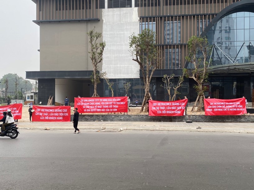 Cư dân chung cư Hinode Minh Khai căng băng rôn đỏ rực đòi sổ hồng, phản đối chủ đầu tư quảng cáo sai sự thật - Ảnh 1