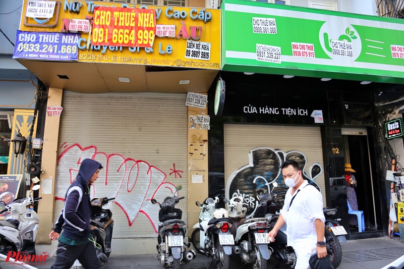 Một cửa hàng bán nữ trang cao cấp và một cửa hàng tiện ích liền kề nhau trên đường Mạc Thị Bưởi, sát đường đi bộ Nguyễn Huệ cũng không có 