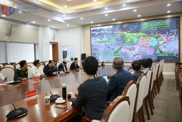 Th&agrave;nh vi&ecirc;n Hội đồng theo d&otilde;i thuyết minh Đề &aacute;n KKT số v&agrave; tri thức tự do Quảng Ninh.&nbsp;