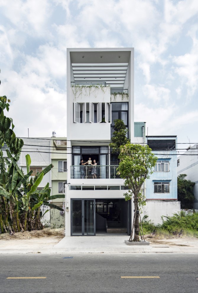 Khi thiết kế ngôi nhà, kiến trúc sư Nguyễn Kava (Story Architecture) muốn tạo ra một không gian giúp người sống trong đó cảm thấy thoải mái, thư giãn nhất và dễ dàng tương tác với nhau nhất. Anh đặt tên ngôi nhà là Connect House (Nhà kết nối).