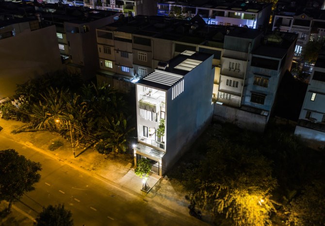 Ngôi nhà 4 tầng xây trên miếng đất 5 x 20, nằm ở một khu đô thị mới thuộc quận Bình Tân, TP HCM, vừa hoàn thành vào năm 2018. Đây là nơi sinh sống của một gia đình trẻ gồm ba thành viên.