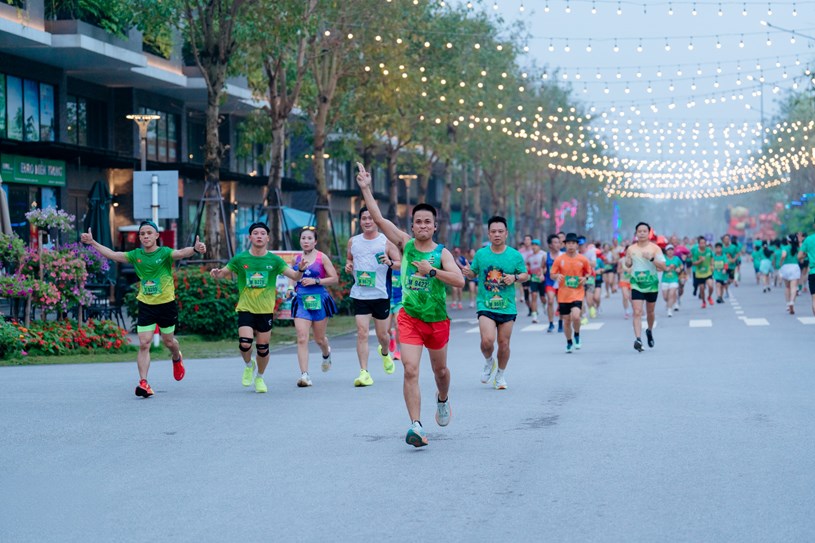 Khoảnh khắc chạy giữa thi&ecirc;n nhi&ecirc;n của c&aacute;c runner.