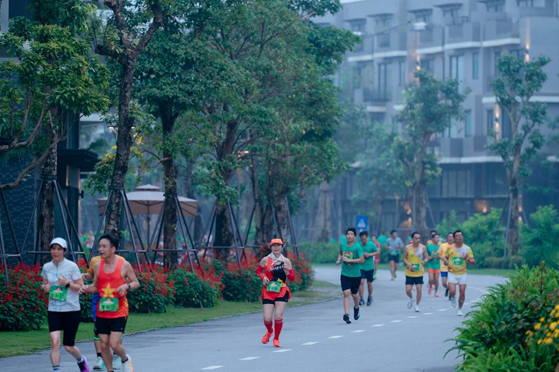 Chạy v&agrave; h&ograve;a m&igrave;nh giữa thi&ecirc;n nhi&ecirc;n tại Central Park Marathon 2026.