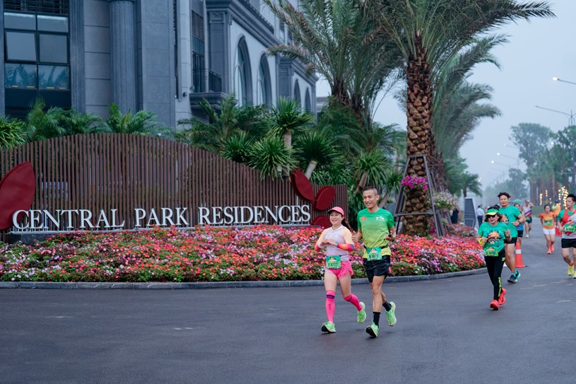 Cung đường chạy rợp sắc hoa tại Eco Central Park Marathon 2026.