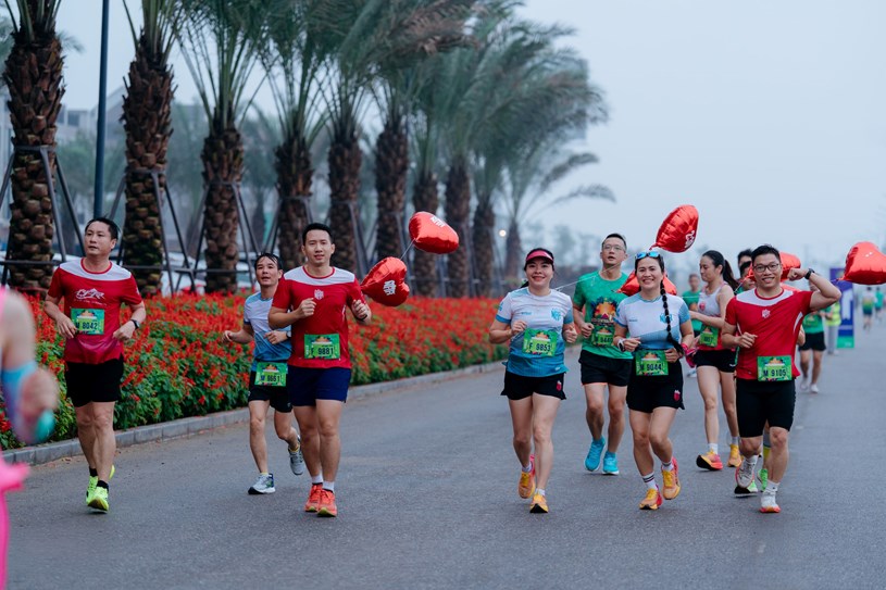 Cung đường chạy xuy&ecirc;n qua c&aacute;c tuyến đường nội khu.