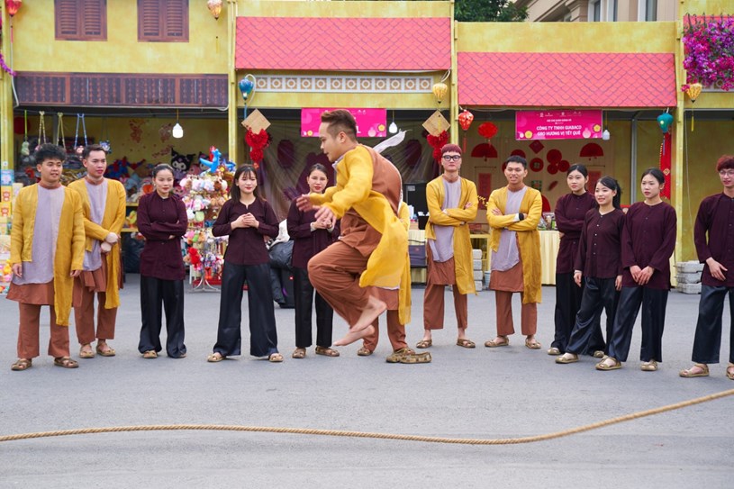 H&agrave;ng trăm hoạt động hoạt n&aacute;o t&aacute;i hiện c&aacute;c sinh hoạt truyền thống thu h&uacute;t sự tham gia của giới trẻ.