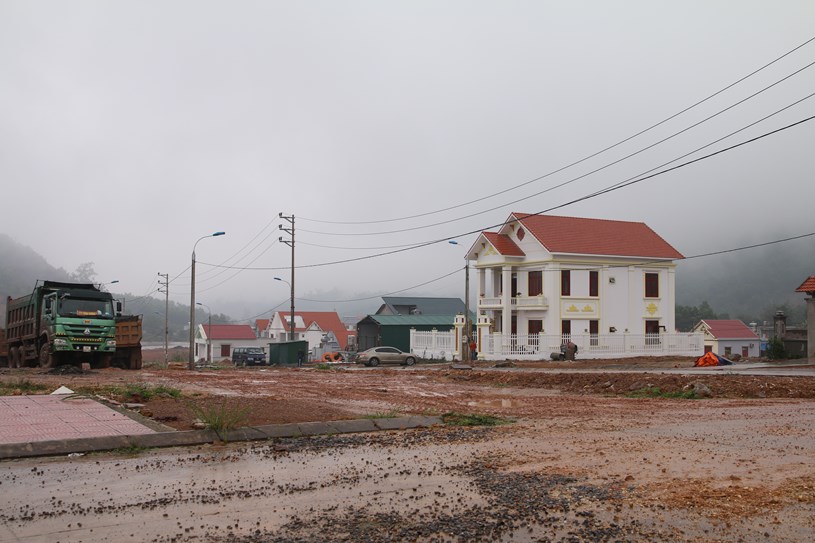 Ở các dự án tái định cư, nhiều ngôi nhà kiên cố đã mọc lên.
