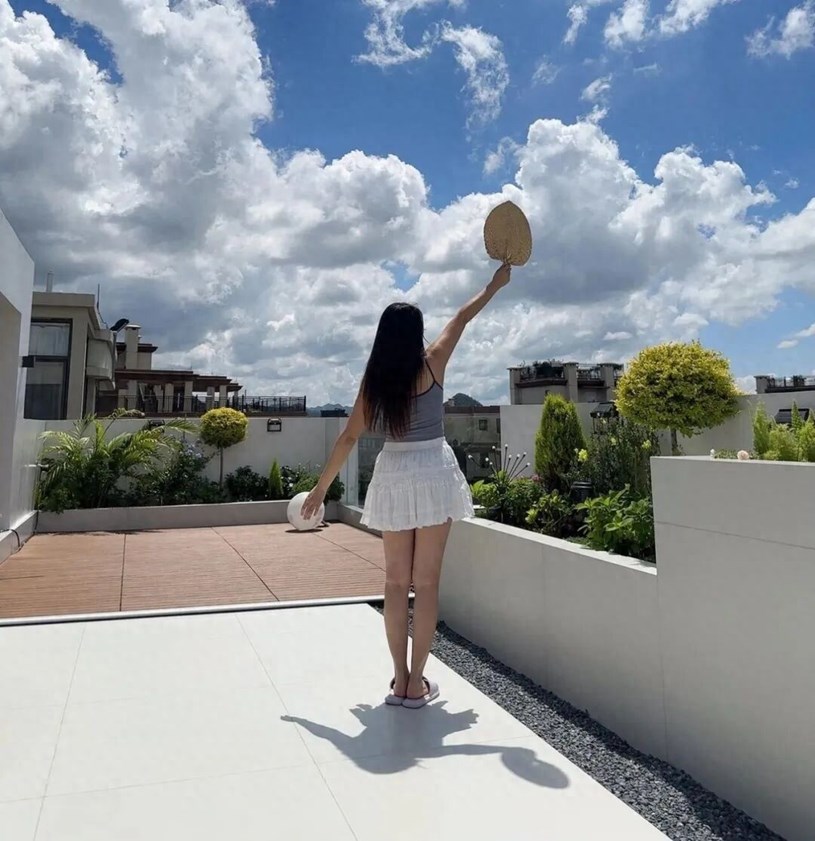 Có nên mua căn hộ có sân thượng? Nghe thì chill, sống rồi mới thấy… không đơn giản vậy đâu  - Ảnh 1