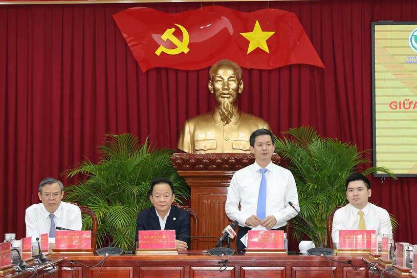 B&iacute; thư Th&agrave;nh ủy Cần Thơ L&ecirc; Quang T&ugrave;ng cho rằng những đề xuất của Tập đo&agrave;n T&amp;T c&oacute; t&iacute;nh khả thi cao, đề nghị c&aacute;c cơ quan li&ecirc;n quan của th&agrave;nh phố tạo điều kiện cho nh&agrave; đầu tư triển khai nhanh c&aacute;c dự &aacute;n