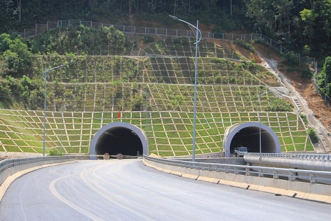 Công trình hầm Mũi Trâu nằm trên cao tốc La Sơn- Túy Loan, khởi công vào tháng 6/2017, hiện đã thông hầm.