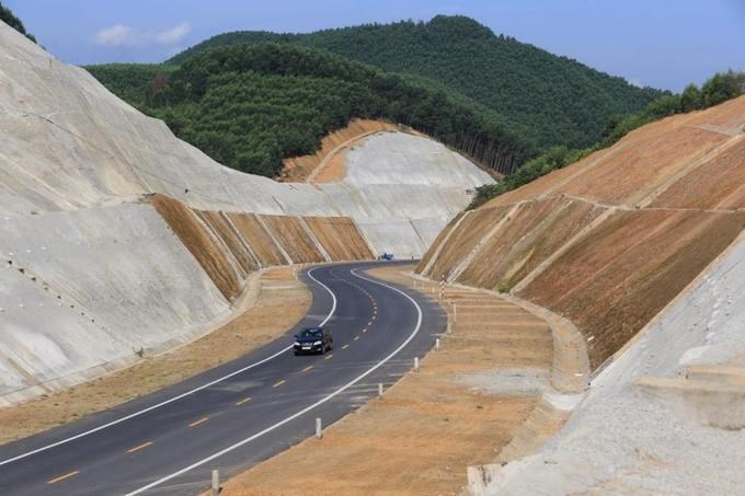 Sau gần bốn năm thi công, tuyến cao tốc La Sơn - Túy Loan nối tỉnh Thừa Thiên Huế và TP Đà Nẵng đang dần thành hình. 