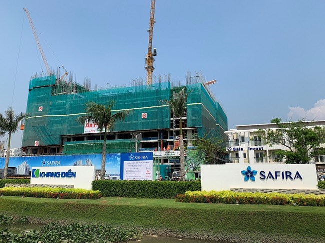 Dự án Saphire Khang Điền đã được mở bán từ ngày 11/11/2018 với mức giá chỉ 1.2 tỷ/căn hộ 2 phòng ngủ. Tuy nhiên, hiện 704/1.570 căn hộ chung cư (khối A: 296 căn và khối B: 408 căn) của dự án đã thế chấp, ngân hàng cam kết bảo lãnh là Ngân hàng Thương mại Cổ phần Công thương – chi nhánh TP.HCM.