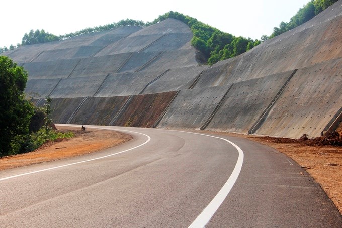 Nhiều đoạn của cao tốc La Sơn - Túy Loan qua địa bàn huyện Nam Đông đi giữa muôn trùng núi, đòi hỏi cao về bền vững hóa mái taluy dương, tránh tình trạng sạt lở đất đá xuống mặt đường.