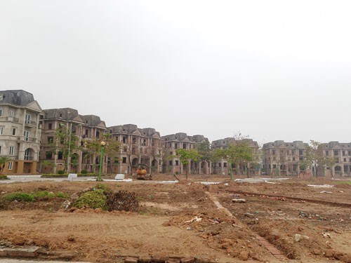 Nhiều khu đô thị, biệt thự mọc lên nhưng bị bỏ hoang ở các vùng ven ngoại thành Hà Nội được người môi giới thổi giá cao chót vót