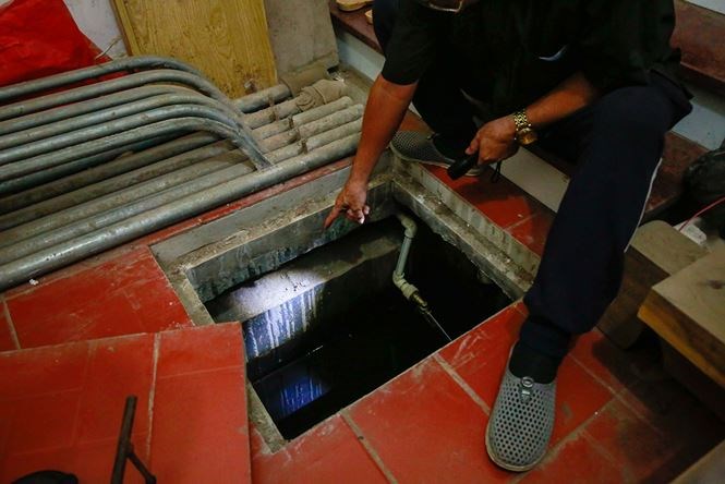 Ông Phạm Đinh Bưởi nhà số 4 TT30, cho biết cả khu bếp nhà ông bị lún xuống, nứt hở cả bể nước phía dưới cả gang tay. 