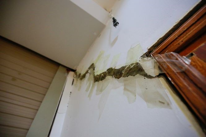 Gia đình chị Quyên phải dùng băng dính, dán lại các vết nứt trên tường nhà để tránh chuột, côn trùng bay vào