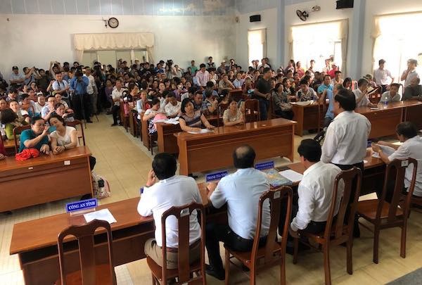 Đây là lần thứ 2 lãnh đạo tỉnh Quảng Nam phải bỏ các cuộc họp để tiếp hàng trăm người dân 