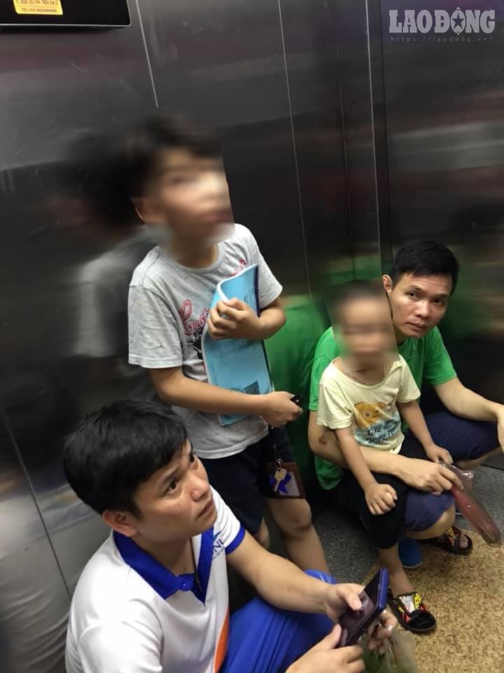 Thời điểm xảy ra sự việc, bên trong thang máy có cả trẻ nhỏ. Ảnh: NVCC
