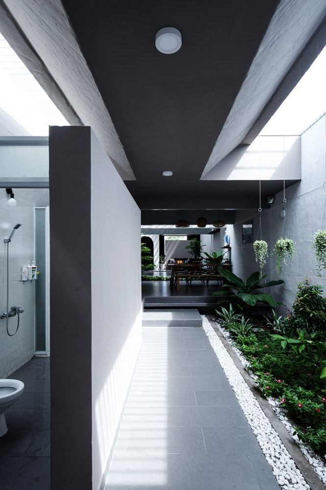 Phòng tắm đẹp đầy hiện đại được phân định bằng bức vách bê tông chắc chắn.
