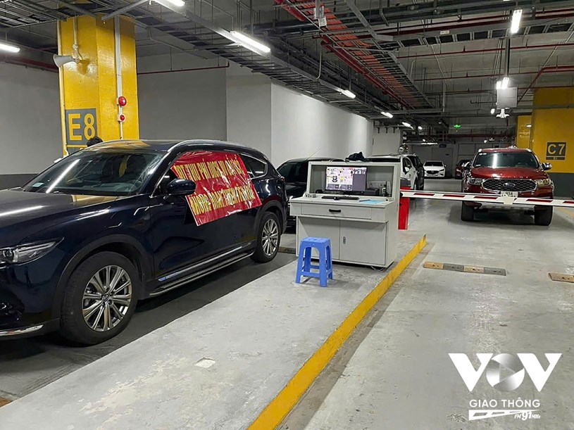 Một số chủ sở hữu căn hộ ở Hinode City bị cắt thẻ xe, thẻ thang máy, bêu tên qua loa phóng thanh do không đồng ý phí dịch vụ mà CĐT đưa ra. Ảnh: VOV Giao Th&ocirc;ng