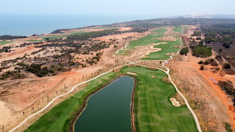 Theo thiết kế, NovaWorld Phan Thiet c&oacute; hai s&acirc;n golf Garden Golf v&agrave; Ocean Golf nằm ở hai đầu dự &aacute;n.