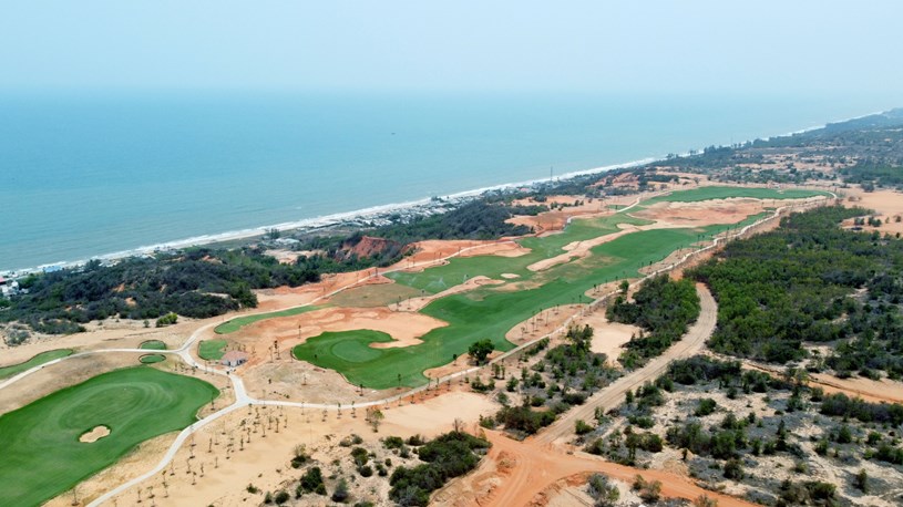 S&acirc;n Golf PGA Ocean c&oacute; tổng diện t&iacute;ch (bao gồm cả khu clubhouse) l&agrave; 87,9 ha. Đ&acirc;y l&agrave; một trong hai s&acirc;n golf 18 lỗ đạt ti&ecirc;u chuẩn PGA thuộc Tổ hợp NovaWorld Phan Thiet sẽ khai trương v&agrave;o ng&agrave;y 17-18/4.