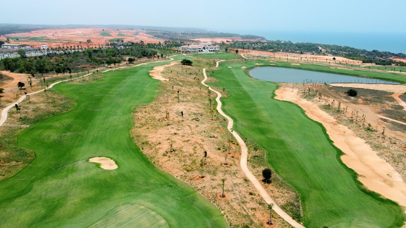 Đ&acirc;y l&agrave; loại s&acirc;n 18 lỗ, d&agrave;i khoảng 6.800 m, do ch&iacute;nh tay golf huyền thoại "C&aacute; mập trắng" Greg Norman thiết kế.