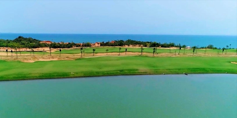 Loại cỏ sử dụng trong s&acirc;n golf l&agrave; Zeon Zoysia, Primo th&acirc;n thiện với m&ocirc;i trường.