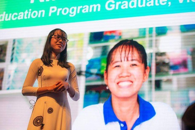 Kim Thùy chia sẻ câu chuyện truyền cảm hứng của bạn trước hàng trăm khách mời tại Room to Read Hongkong Gala 2019. Ảnh: Room to Read  