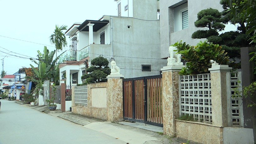 Ngôi nhà của siêu lừa Phạm Thị Hòa luôn kí cổng cao tường.