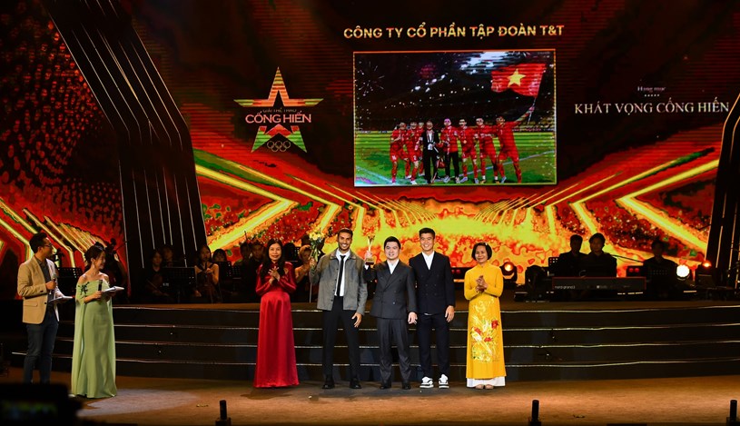 Ph&oacute; Chủ tịch T&amp;T Group Đỗ Vinh Quang c&ugrave;ng hai cầu thủ Đỗ Duy Mạnh, Đỗ Ho&agrave;ng H&ecirc;n nhận giải Kh&aacute;t vọng cống hiến tối 15/4.
